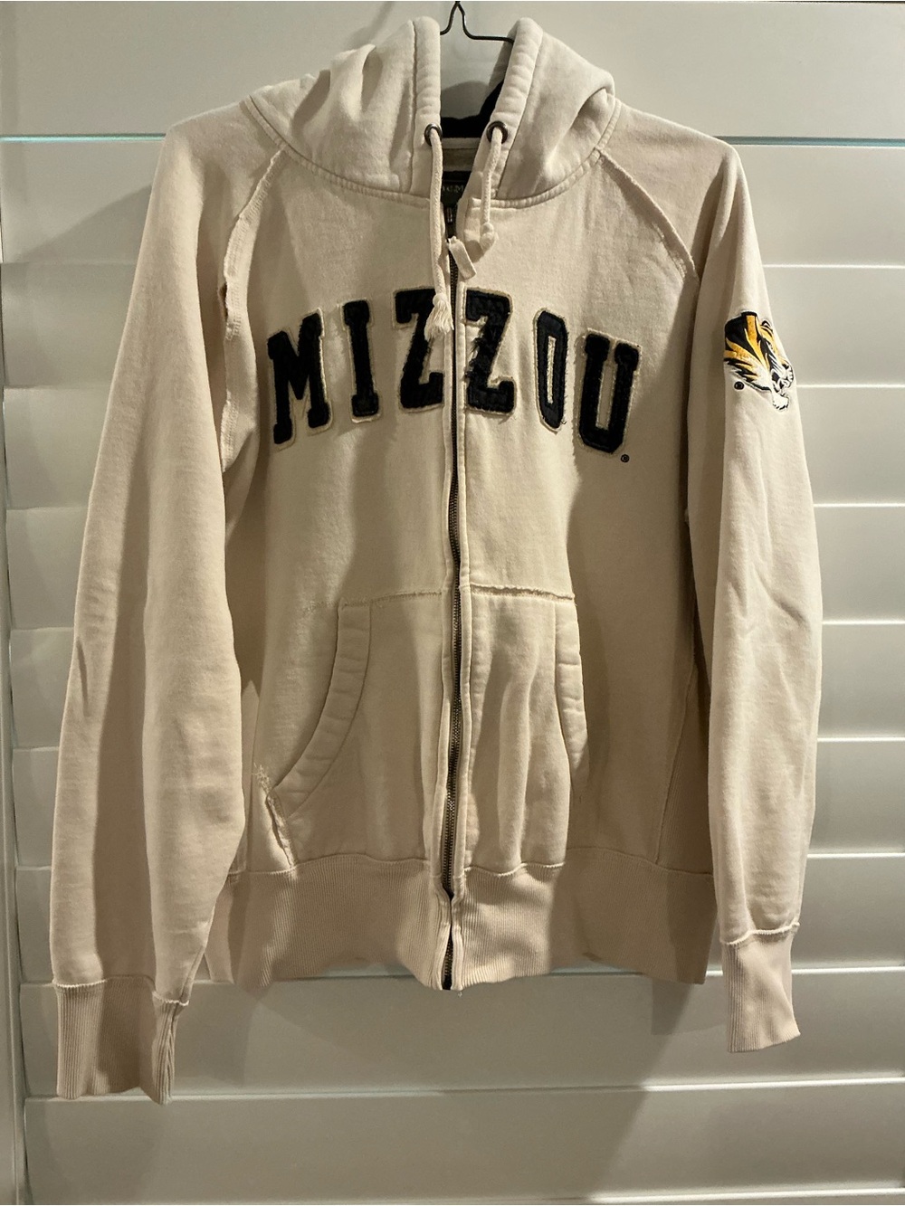 EUC - Men’s Colosseum Mizzou Cream Zip-Up Hoodie - Size XL